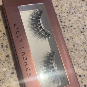 Lily Lashes in Gaia